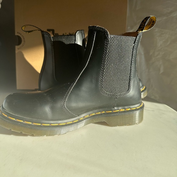 Like New Dr. Martens Airway 2976 Chelsea Boot Size 7 - Picture 4 of 11